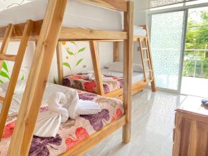 HOSTAL LAS FLORES客房内的一张或多张床位