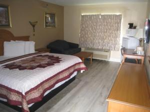 ein Hotelzimmer mit einem großen Bett und einem Sofa in der Unterkunft Relax Inn in Rome