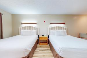 duas camas sentadas uma ao lado da outra num quarto em Baneberry Inn 10 em White Pine
