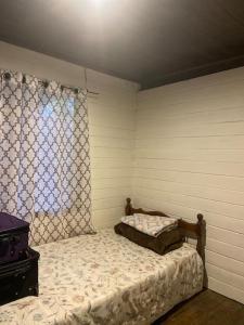 sypialnia z łóżkiem i oknem w obiekcie Casa Vista Cafe w mieście Cartago