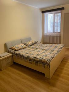 um quarto com uma cama e uma janela em Tsaghkadzor Villa em Tsaghkadzor
