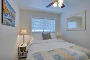 um quarto com uma cama e uma ventoinha de tecto em Catalina Island Duplex - Steps to Beach and Pier! em Avalon