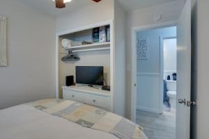 um quarto com uma cama e uma televisão em Catalina Island Duplex - Steps to Beach and Pier! em Avalon