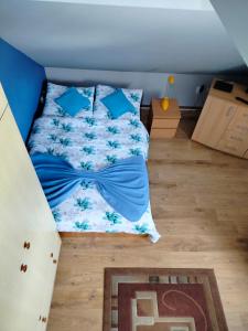 a bedroom with a bed with blue sheets and blue pillows at Zgorzanka in Istebna