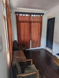 Χώρος καθιστικού στο Krishna Guesthouse by AttiC Monkey, Old manali next to Drifters cafe