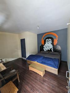 un dormitorio con un mural de un mono en la pared en Krishna Guesthouse by AttiC Monkey, Old manali next to Drifters cafe, en Manali