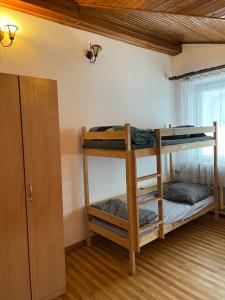 ワルシャワにあるHostel POPLAWOKのベッドルーム1室(二段ベッド2組付)