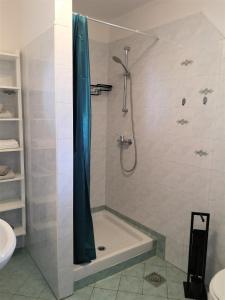 y baño con ducha, bañera y lavamanos. en Apartmaji Prton Bovec, en Bovec