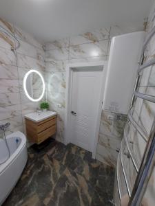 Koupelna v ubytování Сучасні апартаменти Палац Спорту + 2 fotografie