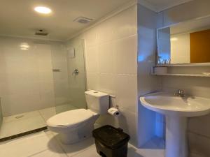 uma casa de banho com um WC e um lavatório em P1 Hotel em Santa Maria