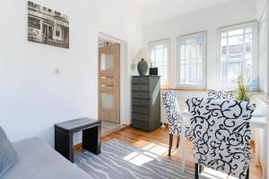 ein Wohnzimmer mit einem Tisch und einem Stuhl in der Unterkunft Kierunek Sopot Apartament WERANDA Haffnera 32 in Sopot