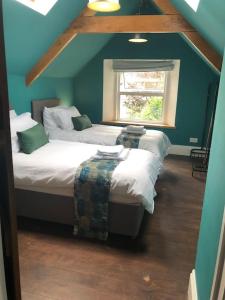 Un pat sau paturi într-o cameră la Spacious 4-Bed House in Lynton