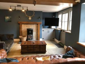 林頓的住宿－Spacious 4-Bed House in Lynton，带沙发和壁炉的客厅