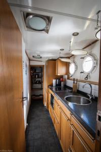 Kuhinja oz. manjša kuhinja v nastanitvi Historic boat Langenort