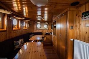 Restavracija oz. druge možnosti za prehrano v nastanitvi Historic boat Langenort
