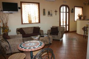TV a/nebo společenská místnost v ubytování Hotel Il Cortile