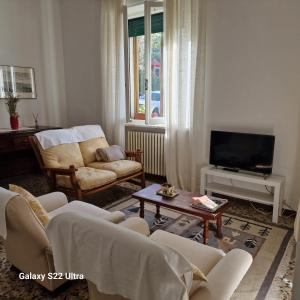 a living room with a couch and a tv at Come a casa in Tognazza