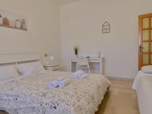 Postel nebo postele na pokoji v ubytování Guest House Service - Express Airport Apartment