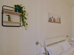 Postel nebo postele na pokoji v ubytování Guest House Service - Express Airport Apartment