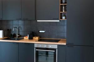 een keuken met blauwe kasten en een kookplaat oven bij Cassari 61 in Palermo +23 foto's