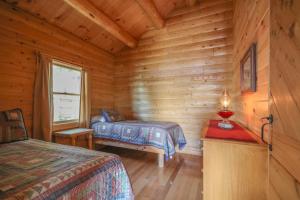 sypialnia z 2 łóżkami w drewnianym domku w obiekcie Attean Lake Lodge w mieście Jackman