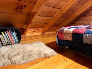 Cama o camas de una habitación en Log Cabin with Mountain View and Privacy