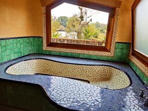 y baño con bañera y ventana. en EQUIMITE CASA DE CAMPO, en Coatepec