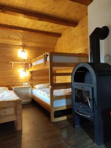 Bunk bed o mga bunk bed sa kuwarto sa Apartma Hodnik Uskovnica