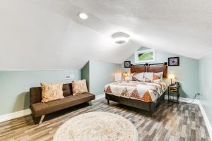 - une chambre avec un lit et un canapé dans l'établissement Serenity Springs, à Sevierville
