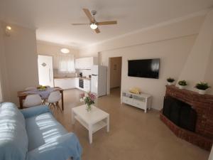 - un salon avec un canapé bleu et une table dans l'établissement Cozy corner Schinias beach house, à Schinias