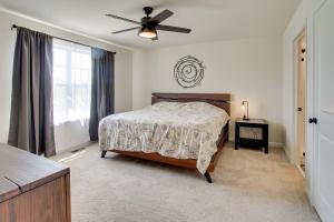 - une chambre avec un lit et un ventilateur de plafond dans l'établissement Lake Anna Vacation Rental with Private Hot Tub!, à Kirk O'Cliff