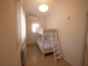 Cette chambre dispose de lits superposés et d'une échelle. dans l'établissement Cozy corner Schinias beach house, à Schinias