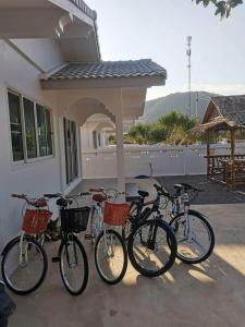 un grupo de bicicletas estacionadas frente a una casa en S&F villa en Sam Roi Yot
