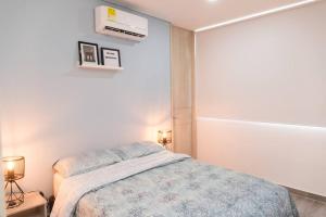 - une chambre avec un lit et une couverture bleue dans l'établissement Apartamento cerca a la playa, Jacuzzi privado, à Santa Marta