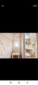 莫諾波利的住宿－B&B Oceano，一间带水槽和镜子的浴室