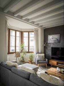 sala de estar con sofá y TV en Venez Chez Vous - Villa Magnolia en Annecy