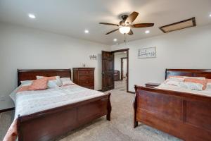 um quarto com 2 camas e uma ventoinha de tecto em Pet-Friendly Lingle Ranch with Deck on 60 Acres! 