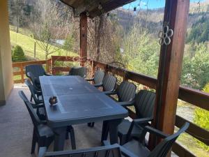 Dom na wzgórzu - Brenna في برينا: طاولة وكراسي على سطح مع اطلالة