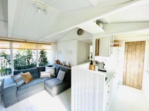 Kuchyň nebo kuchyňský kout v ubytování Authentic cosy beach cottage in Callanstoog