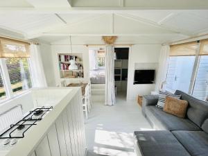 Kuchyň nebo kuchyňský kout v ubytování Authentic cosy beach cottage in Callanstoog + 27 fotografií