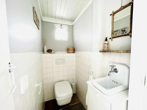 Koupelna v ubytování Authentic cosy beach cottage in Callanstoog