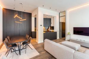 una sala da pranzo e un soggiorno con tavolo e divano. di luxe en authenticiteit ad Anversa