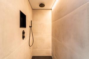 bagno con cabina doccia e doccia di luxe en authenticiteit ad Anversa Altre 16 foto