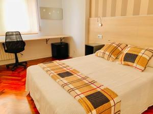 a bedroom with a bed and a desk and a window at Family & Groups Space, Santiago Center - No Kitchen in Santiago de Compostela +5 photos