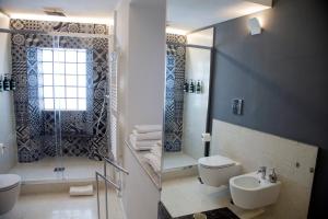 een badkamer met een douche, een toilet en een wastafel bij Cassari 61 in Palermo