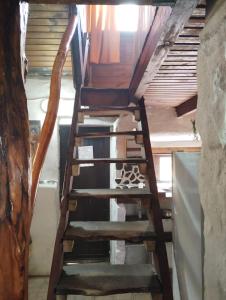 una escalera de caracol de madera con un aro de baloncesto. en Los Riscos Antigua Cabaña Toba en Loncopué