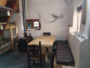 a dining room with a wooden table and chairs at Los Riscos Antigua Cabaña Toba in Loncopué