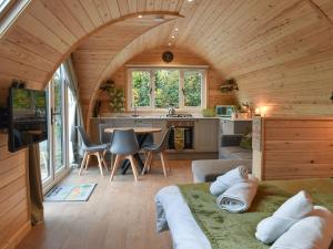 Una habitación con cama y una cocina en una cabaña en Lakeview Lodge- Uk40692 en Crowhurst
