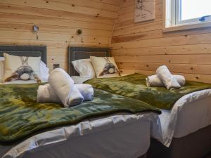 2 camas en una cabaña de madera con almohadas en Lakeview Lodge- Uk40692, en Crowhurst