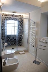 een badkamer met een douche, een toilet en een wastafel bij Cassari 61 in Palermo